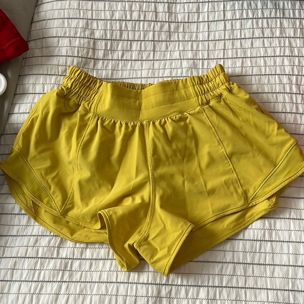 lululemon hotty hots Sz 4 2.5 inseam